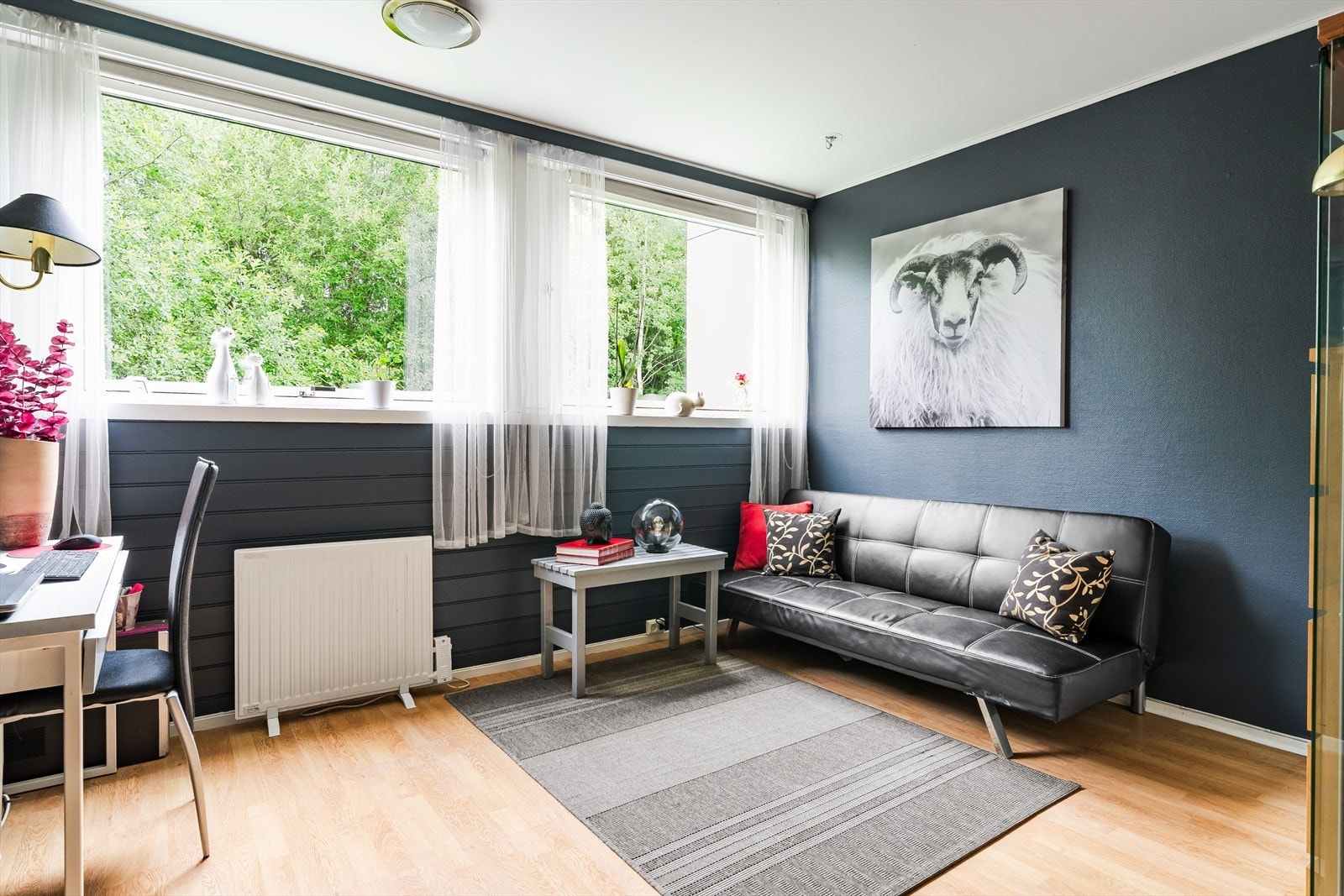 Et fleksibelt rom som i dag brukes som kontor. De store vinduene gir et flott lysinnslipp og en hyggelig atmosfære. Galleribilde