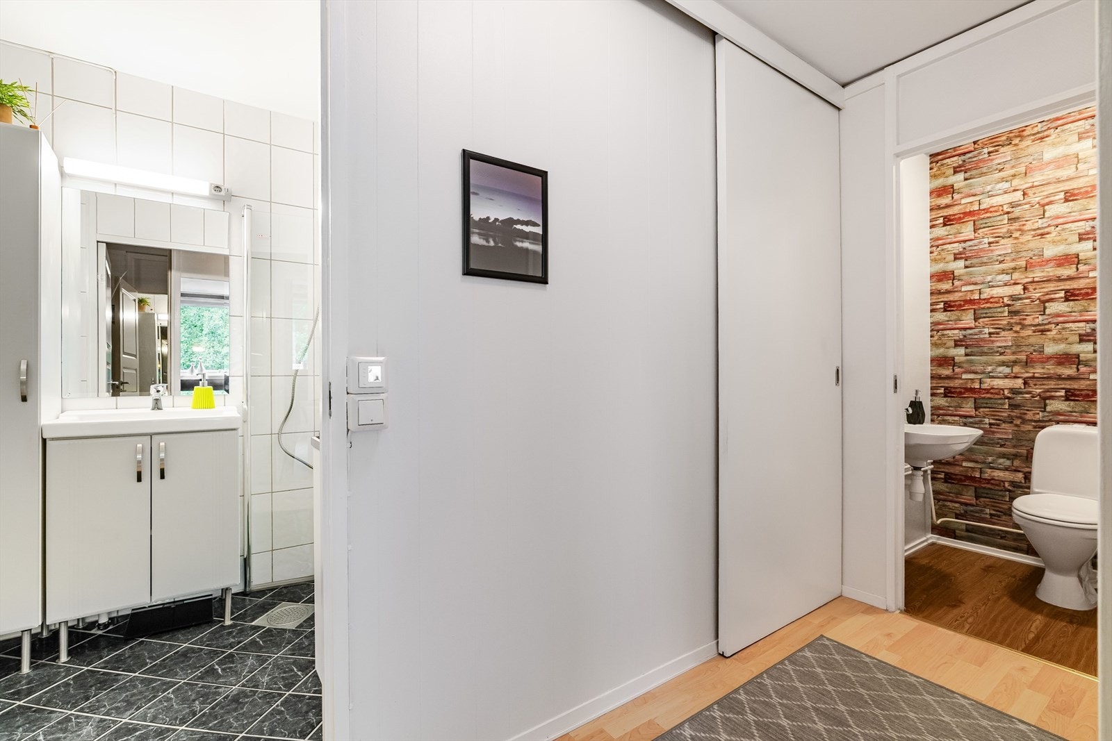 Fra gangen har du enkel adkomst til både bad og separat toalettrom - en løsning som gjør hverdagen mer praktisk for hele familien. Galleribilde