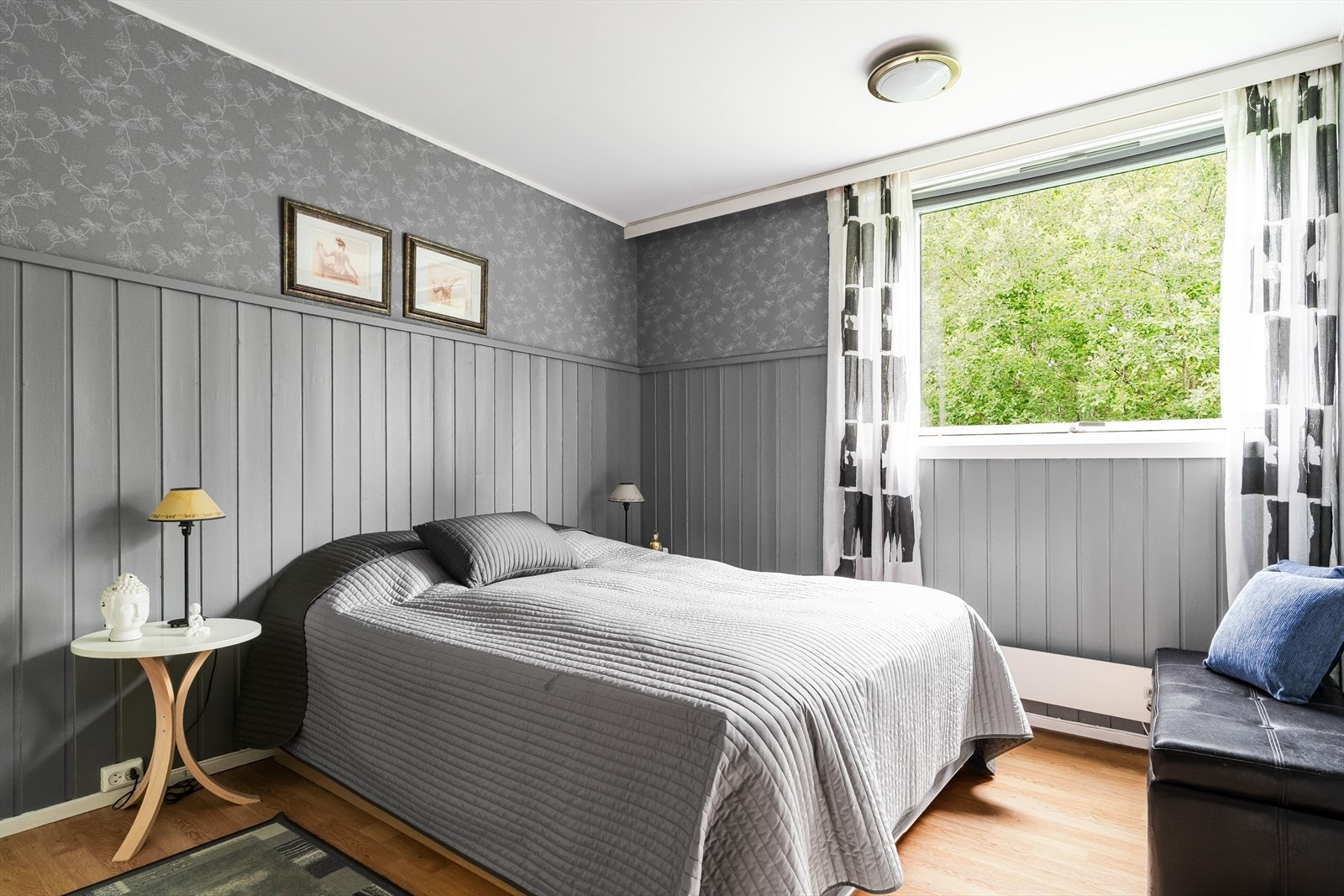 Romslig hovedsoverom med plass til dobbeltseng og garderobeløsning. Et behagelig sted å trekke seg tilbake. Galleribilde