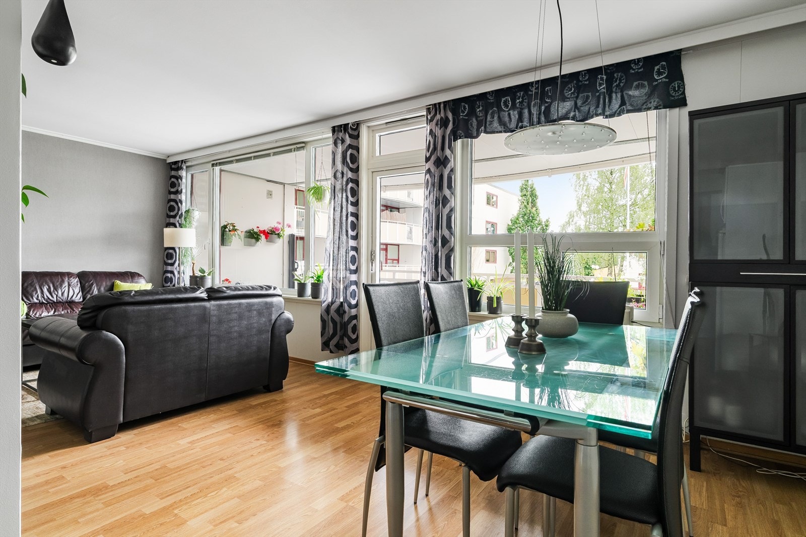 Lyst og åpent allrom hvor spiseplass og stue smelter sammen. Perfekt for hyggelige middager og sosiale sammenkomster. Galleribilde