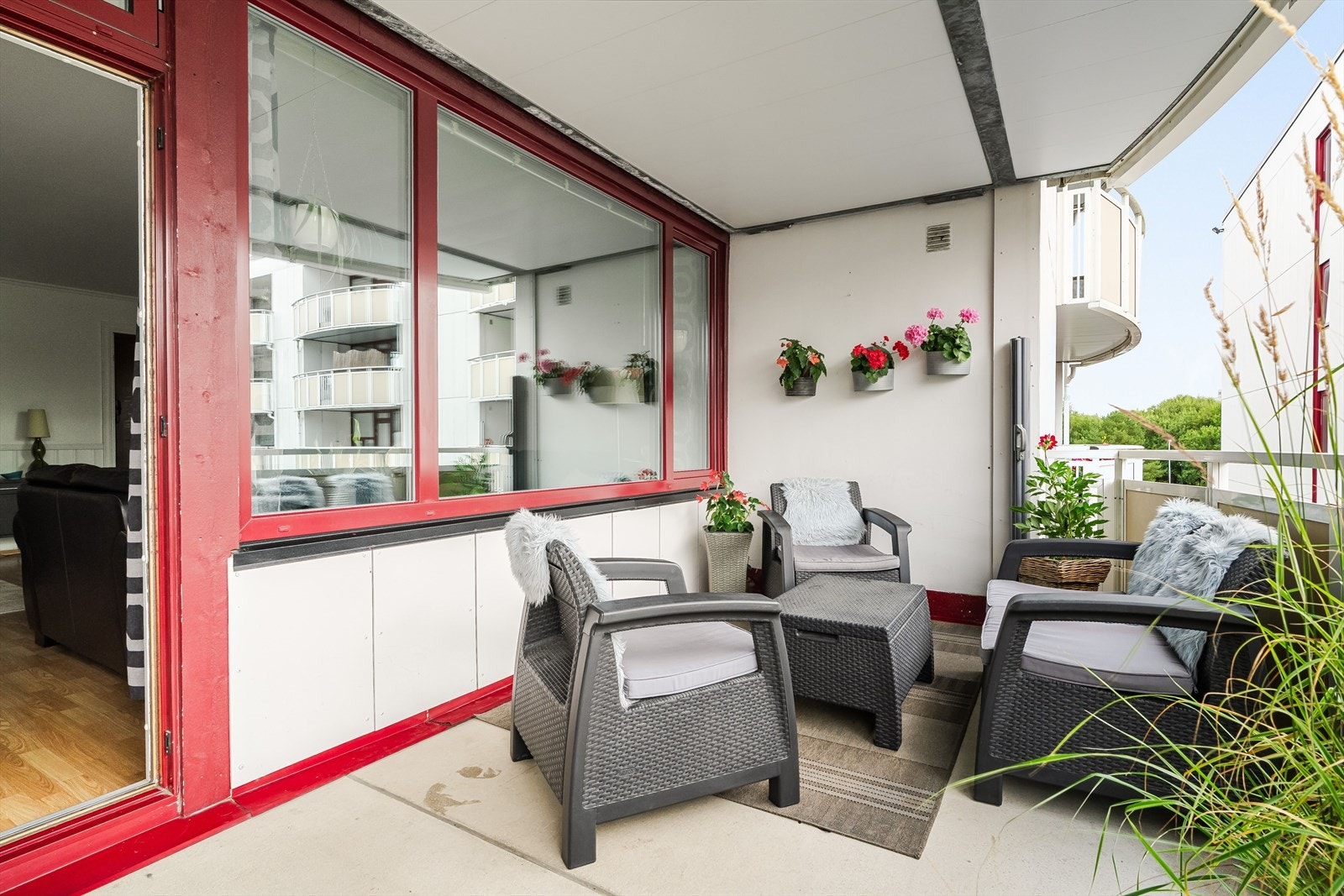 En stor og overbygd balkong på ca. 15 m² fungerer som en forlengelse av stuen. Her har du god plass til både spisegruppe og loungemøbler. Galleribilde