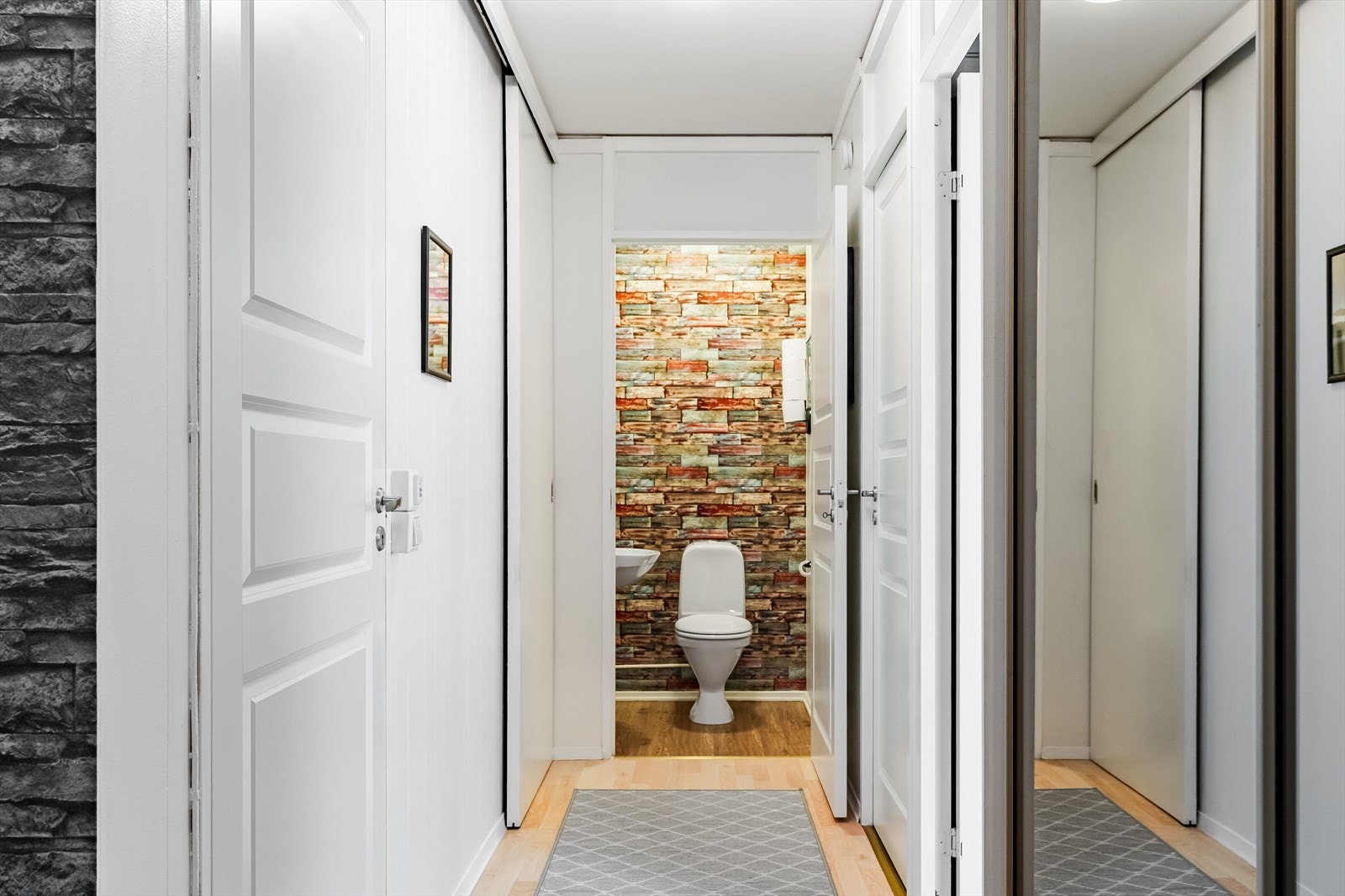 En praktisk planløsning med separat toalettrom - en løsning som alltid verdsettes i hverdagen. Galleribilde