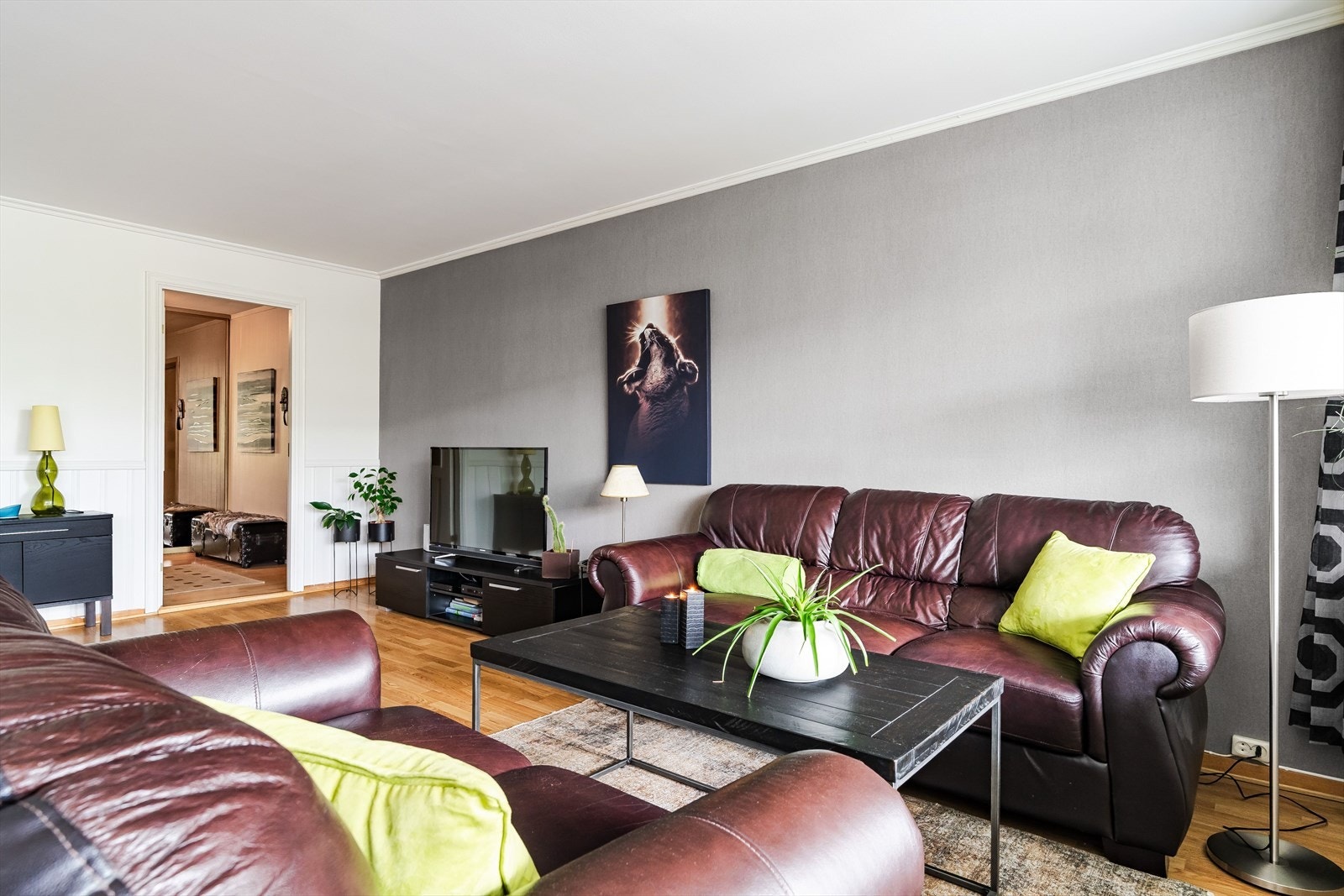 En koselig sofakrok med gode møbleringsmuligheter - et naturlig samlingspunkt for familie og venner. Galleribilde