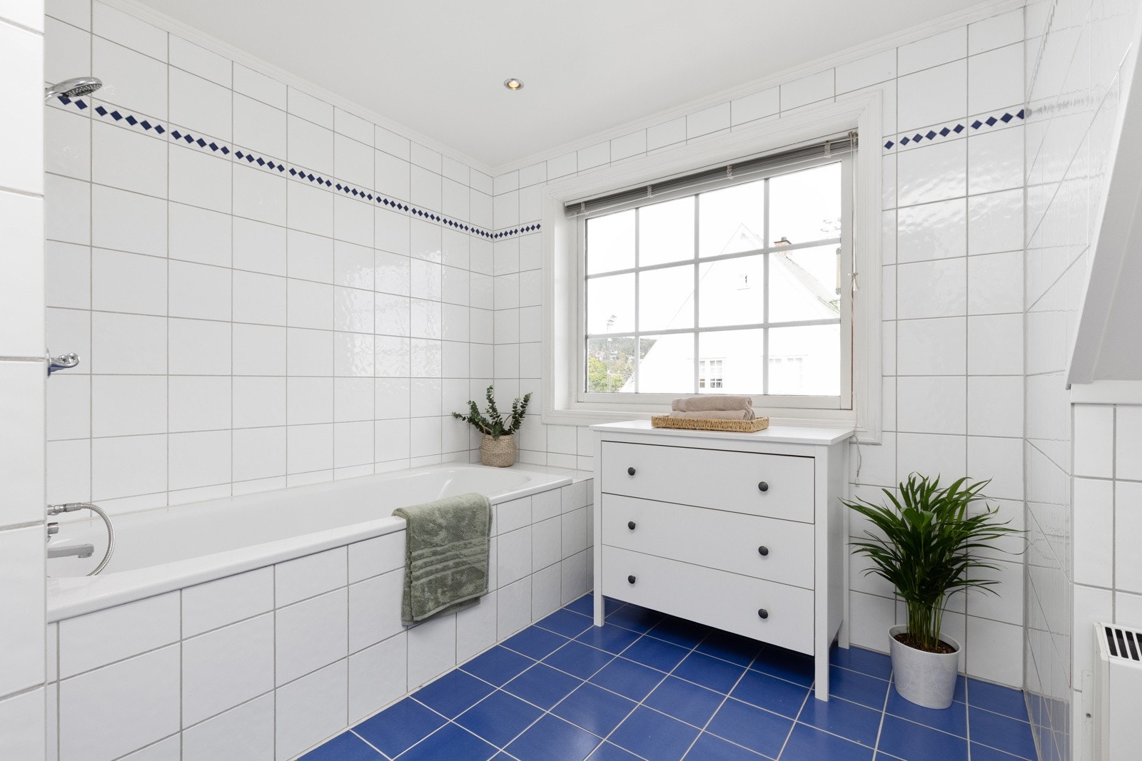 Det ble installert ny vask og nytt speil i 2020 - badet har mekanisk avtrekk Galleribilde