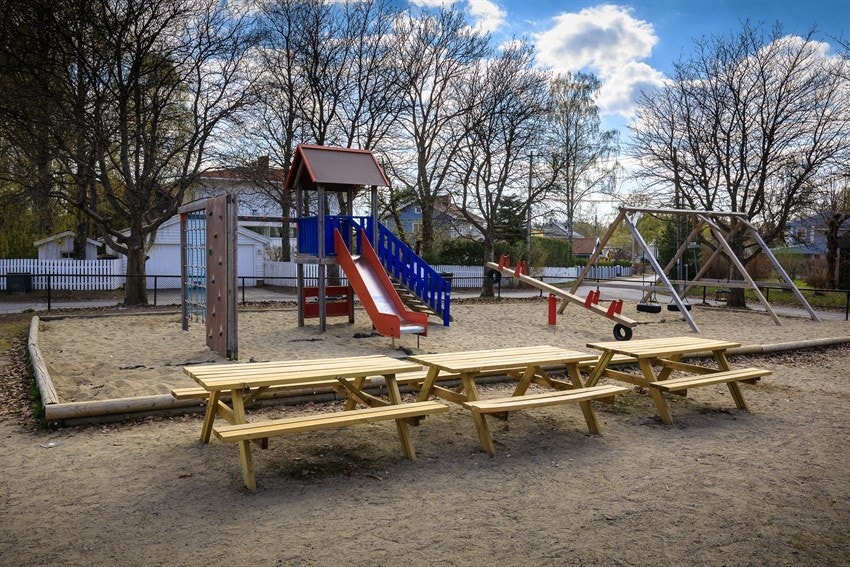 Lekeplassen i enden av Eddaveien er samlingspunkt for stor og små i området Galleribilde