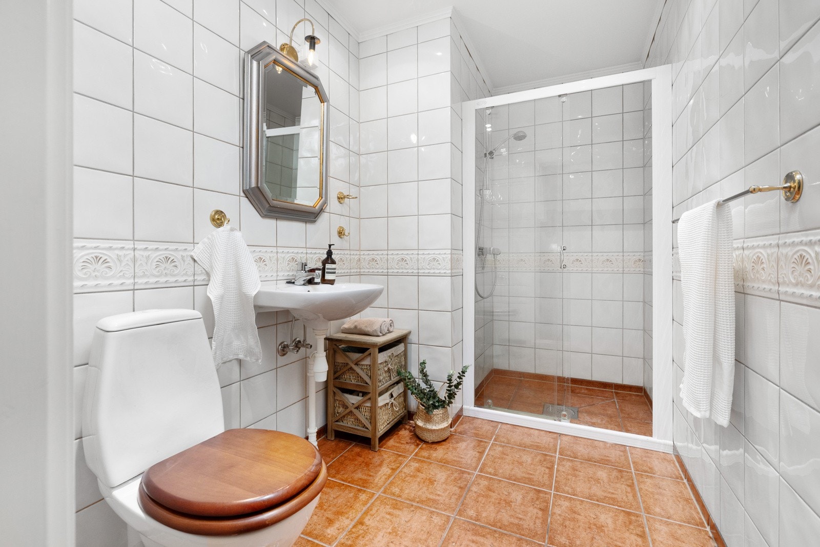 Badet i kjelleren er innredet med servant, toalett og dusjvegger/hjørne - i gulvet er det varmekabler Galleribilde