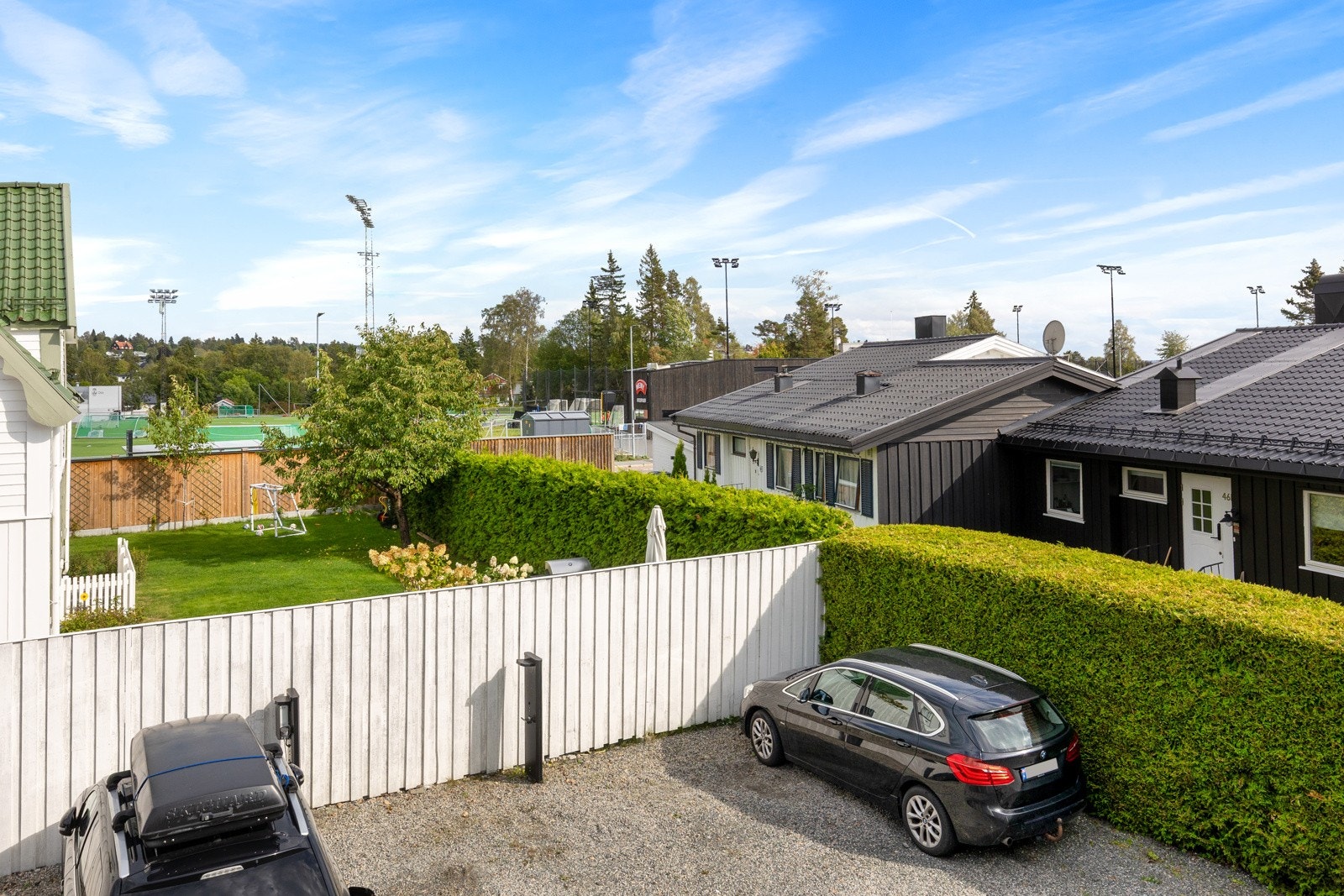 Det medfølger 2 parkeringsplasser på sameiets tomt Galleribilde