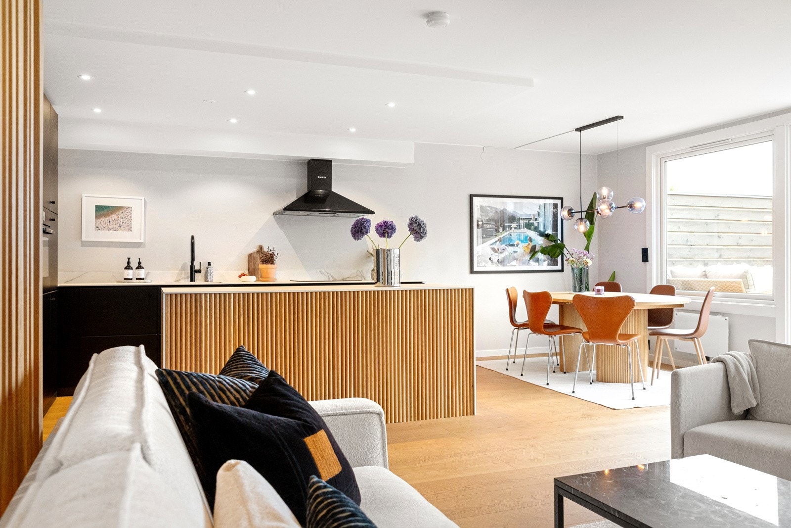 Lys og innholdsrik toppleilighet med rekkehusfølelse Galleribilde