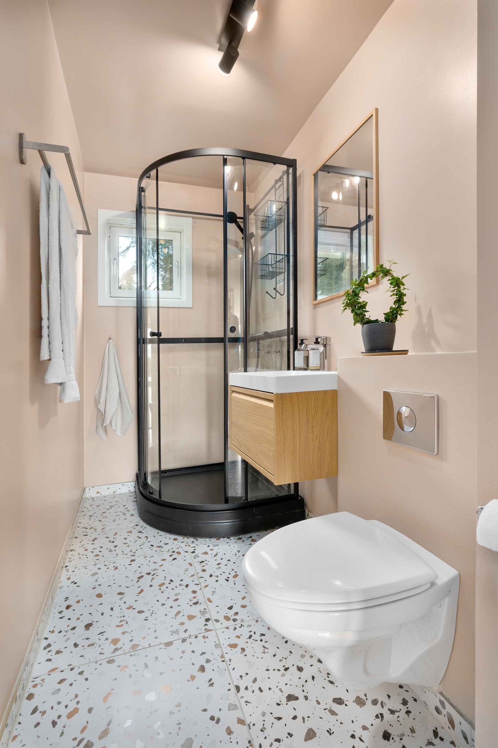 Badet i hovedetasjen ble overflateoppusset i 2024 Galleribilde