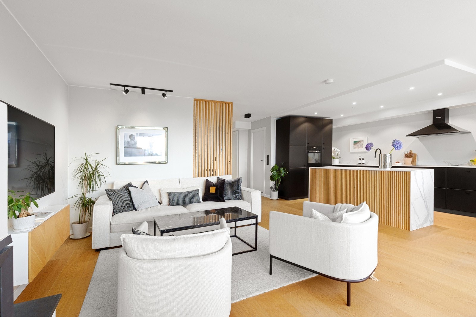 Stuen har en fin inndeling mellom sone for salong spisebord ved kjøkkenet Galleribilde