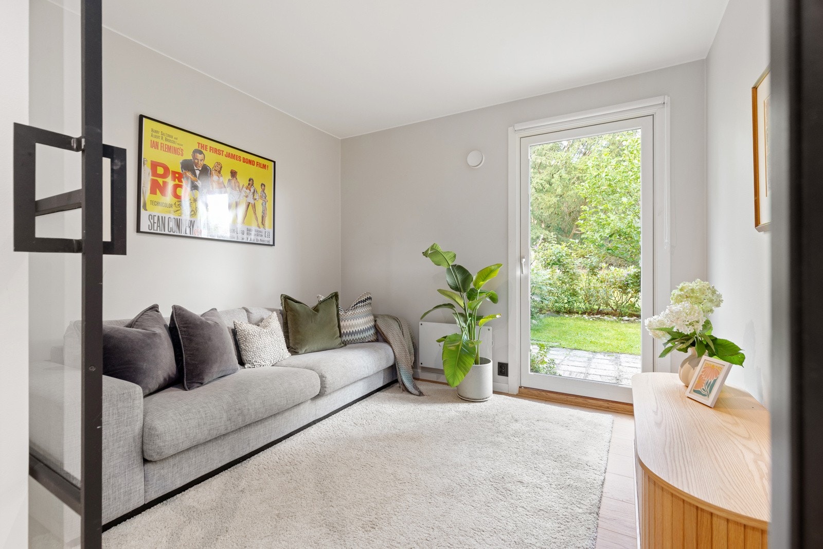 Soverom IIII er i dag innredet som TV-stue - herfra er det direkte utgang til hagen Galleribilde