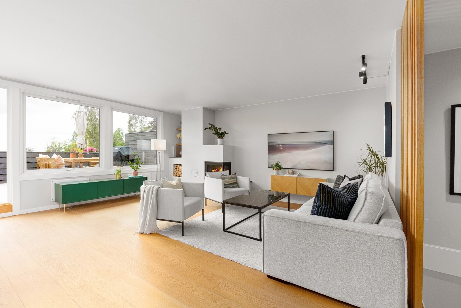 På gulvet er det nyere en-stavs eikeparkett Galleribilde