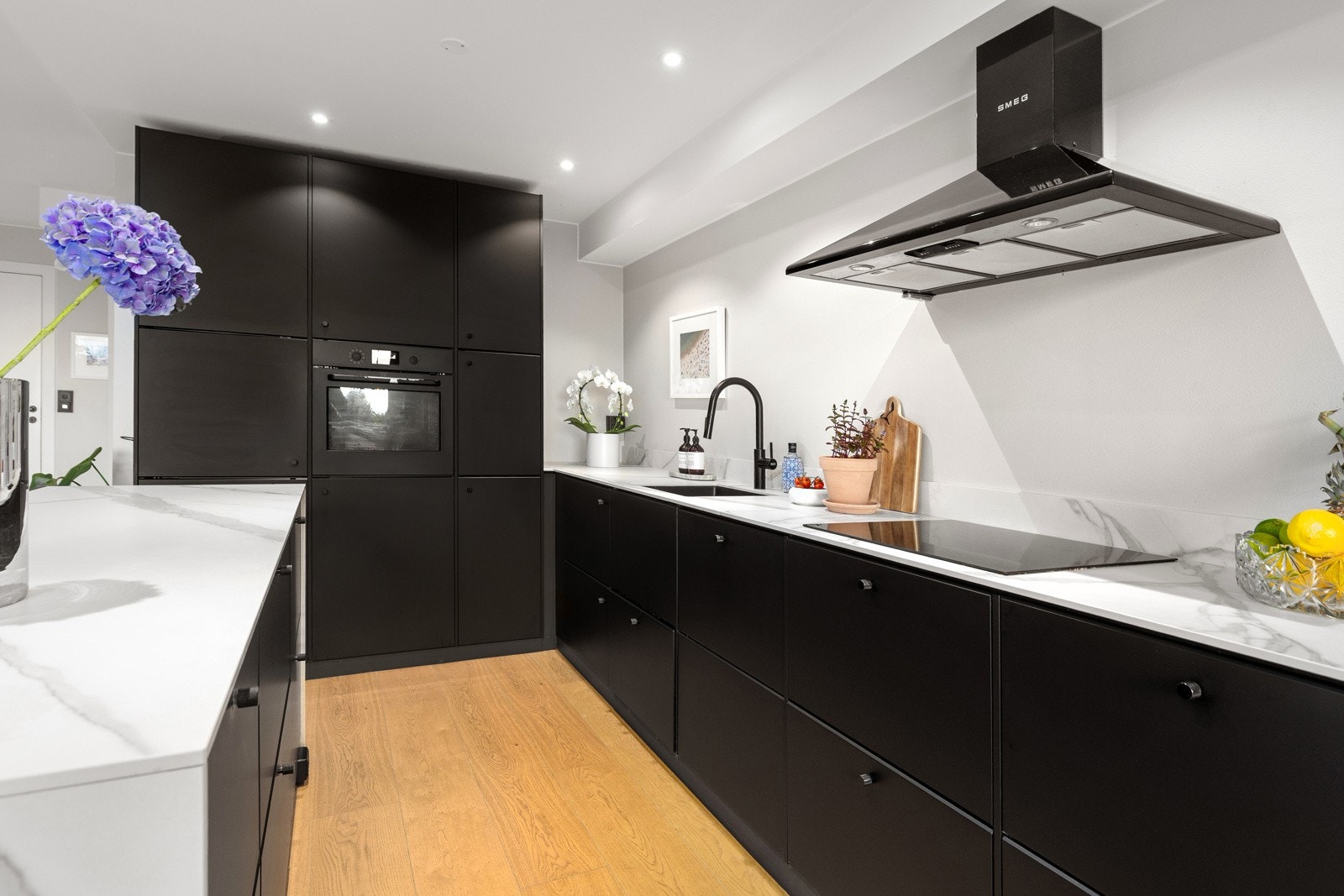 Integrert kjøl/fryseskap, oppvaskmaskin, stekeovn og benkeplate med toppmontert induksjonstopp Galleribilde