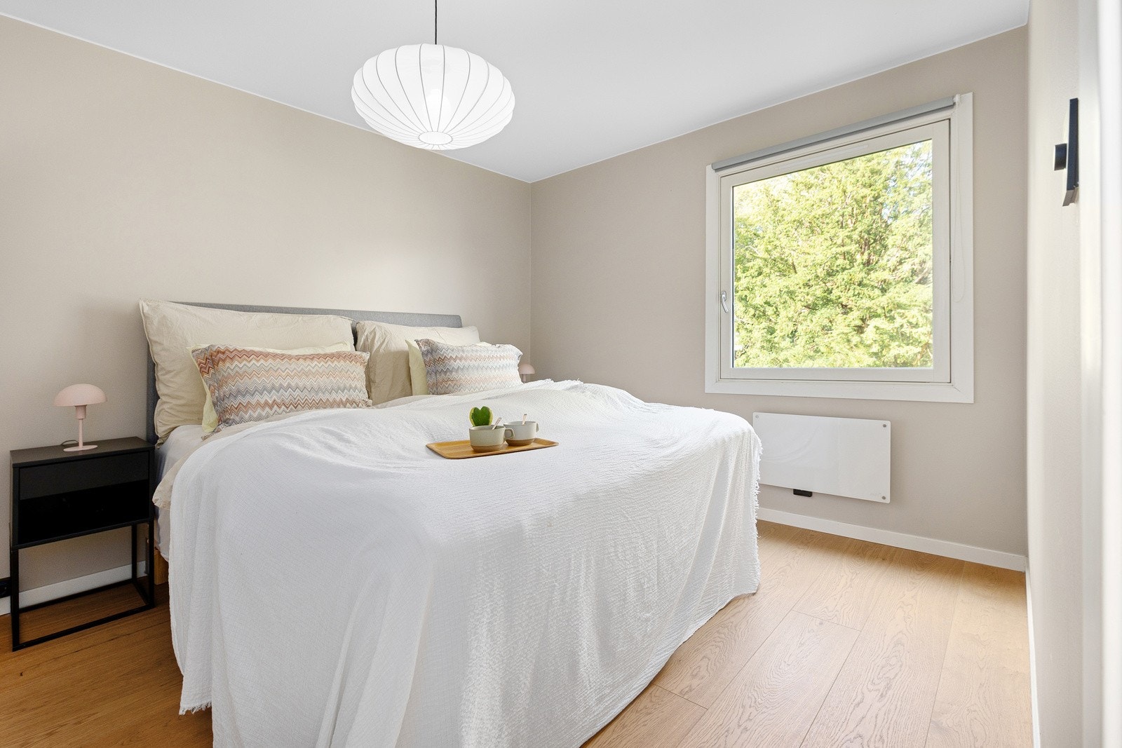 Romslig hovedsoverom med walk-in Galleribilde