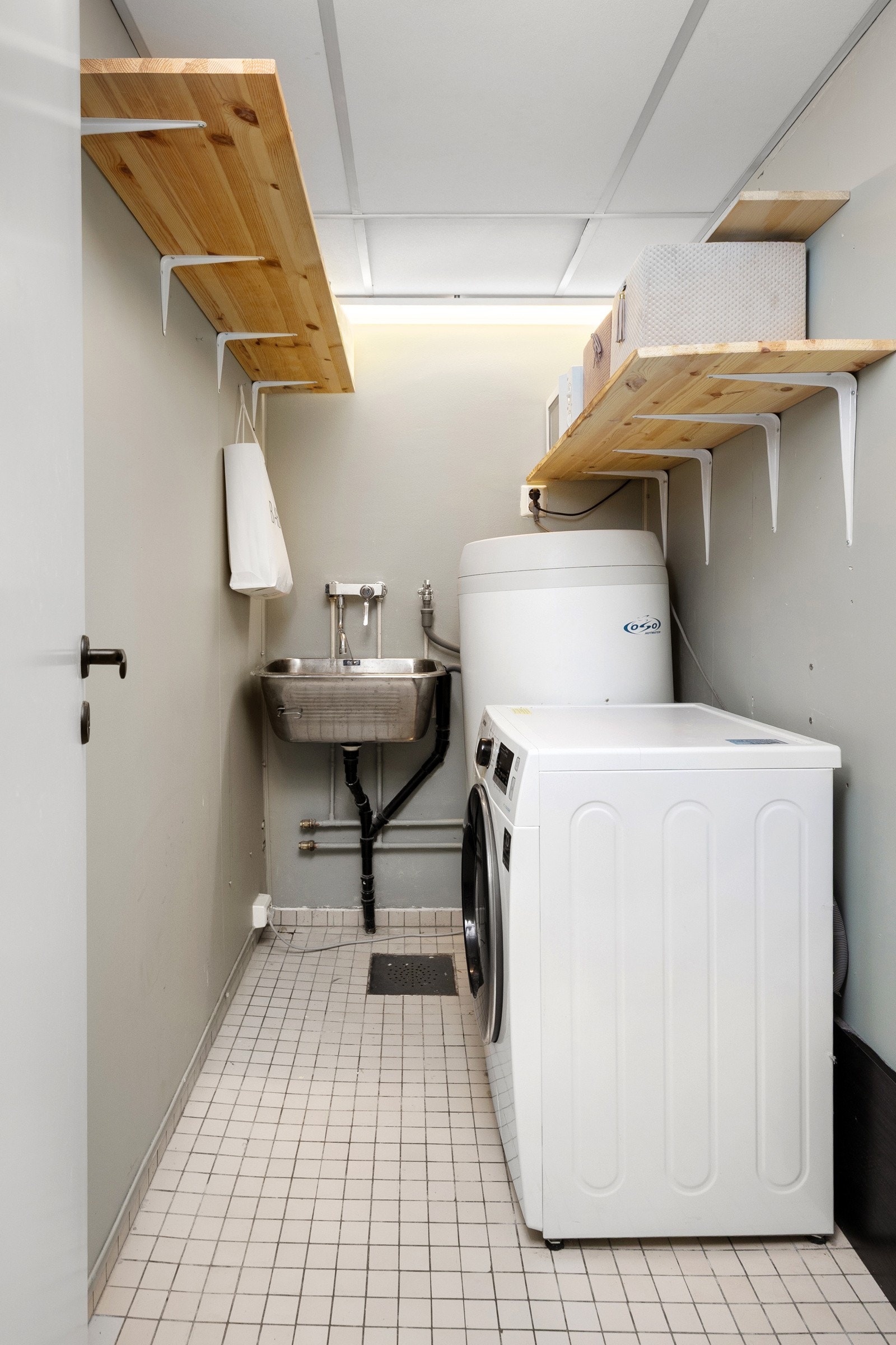 Praktisk vaskerom i hovedetasjen Galleribilde