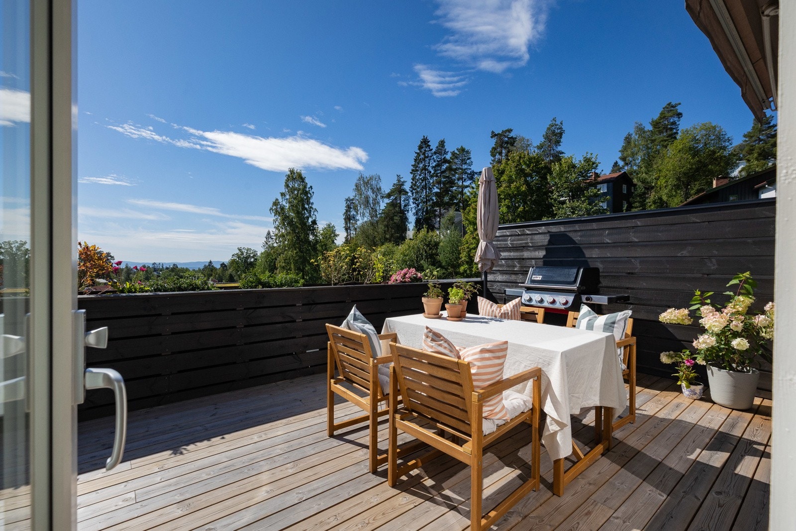 Fra stuen er det utgang til solrik terrasse på 25 kvm Galleribilde