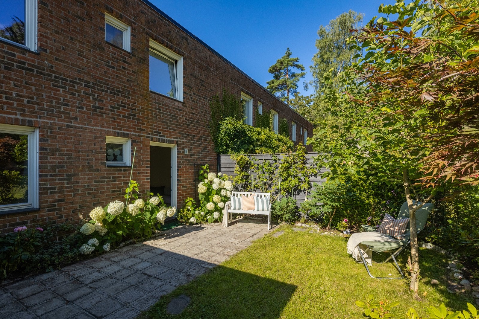 Ved inngangspartiet er det platting og hage Galleribilde