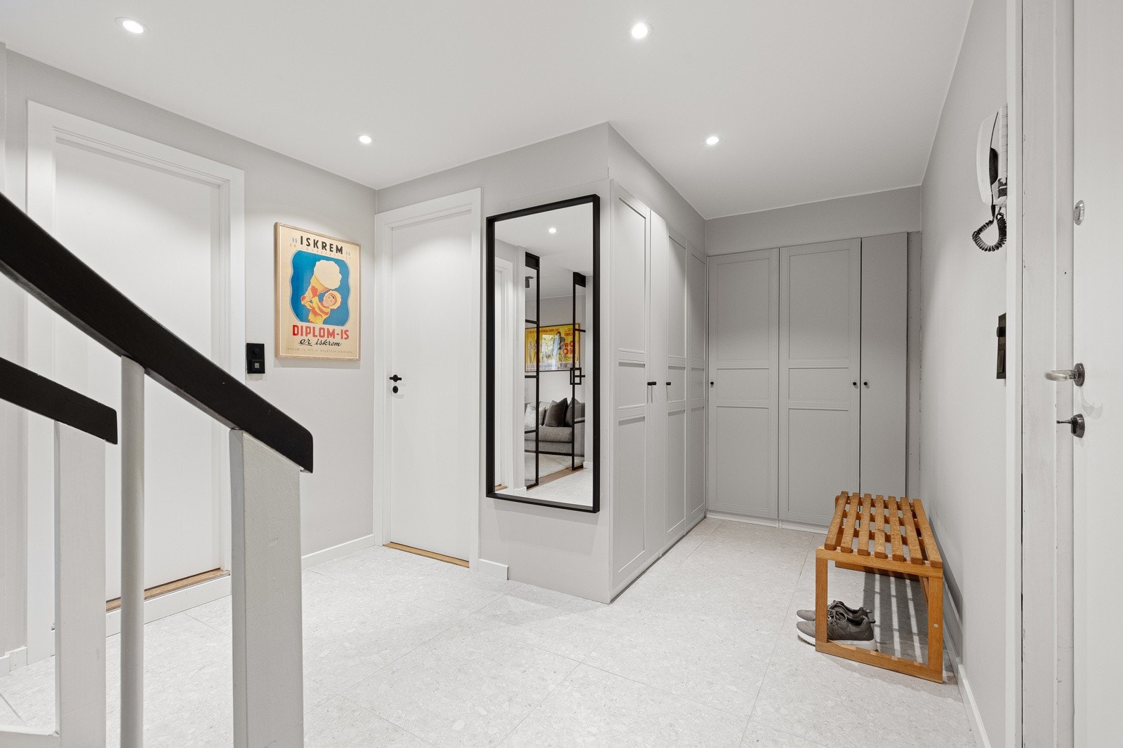 Innebygd garderobeløsning med god oppbevaringsplass. Galleribilde