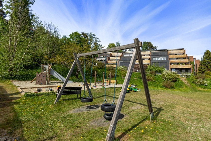 Privat lekeplass for sameiet med sandkasse, huske og trampoline - eldorado for de minste Galleribilde