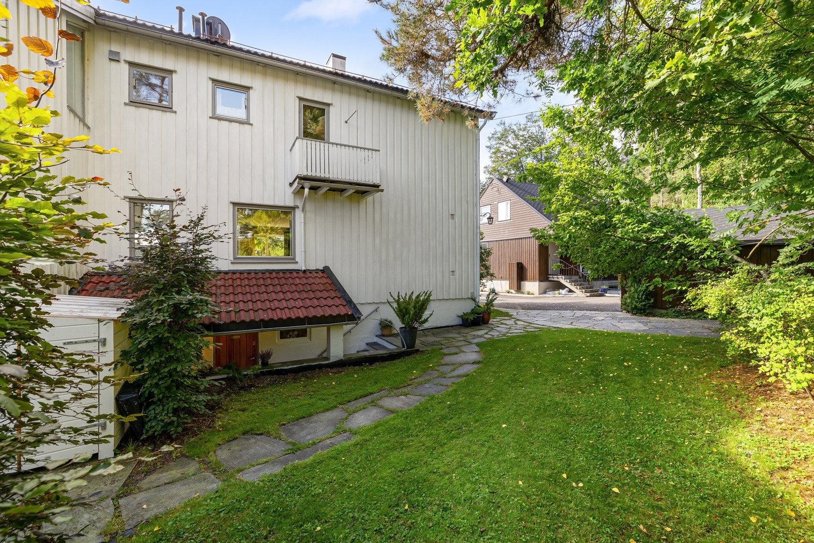 Tomten grenser mot markagrensen, og stien starter like utenfor egen dør. Galleribilde