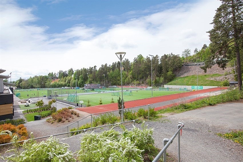Kort vei til Hemingbanen, med bl.a idrettshall, tennisbaner og fotballbane. Heming IL er en av Oslos største idrettsklubber og har en rekke tilbud for barn og voksne sommer som vinter. Galleribilde
