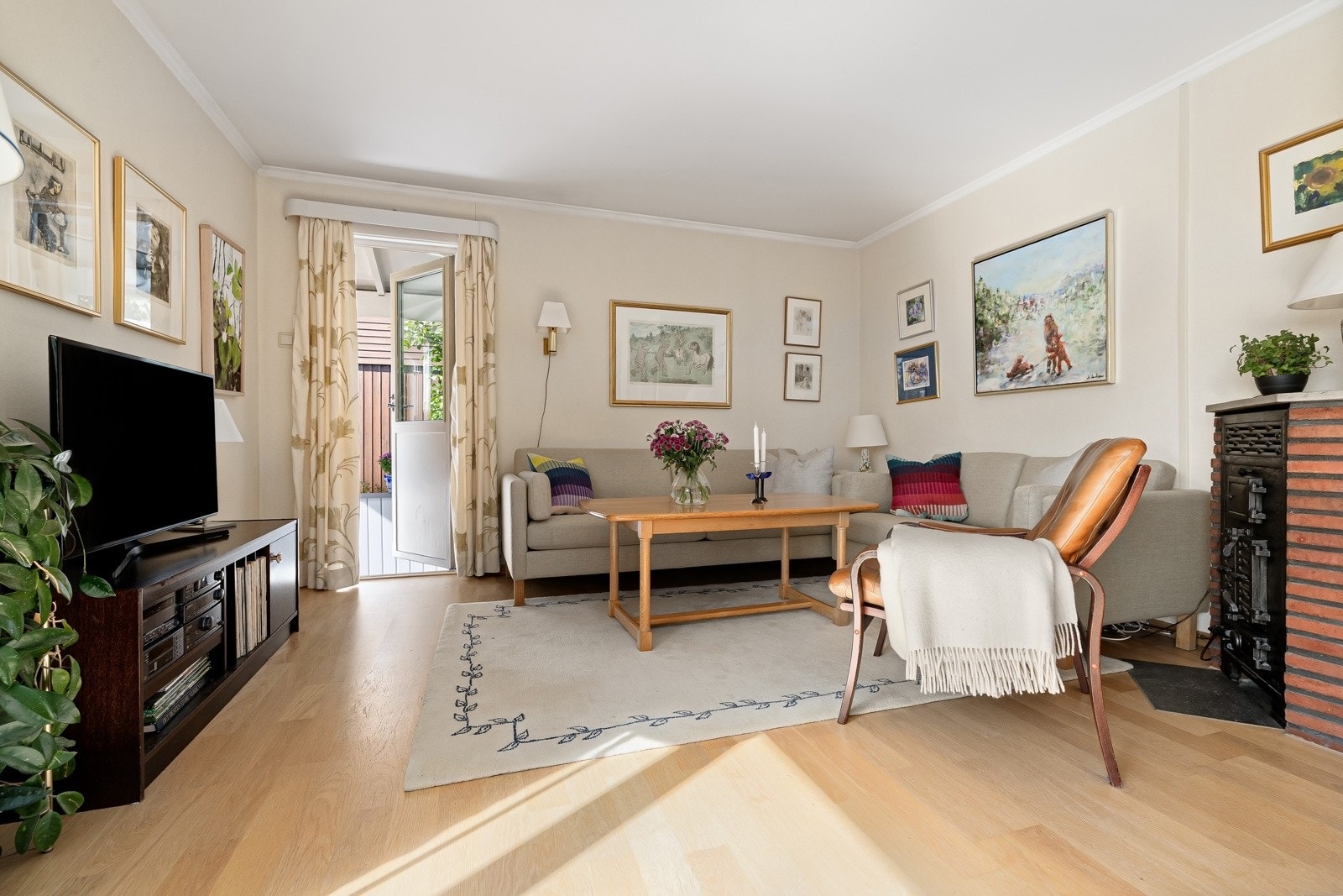 Utgang fra stuen til terrassen og videre adkomst til hagen. Galleribilde