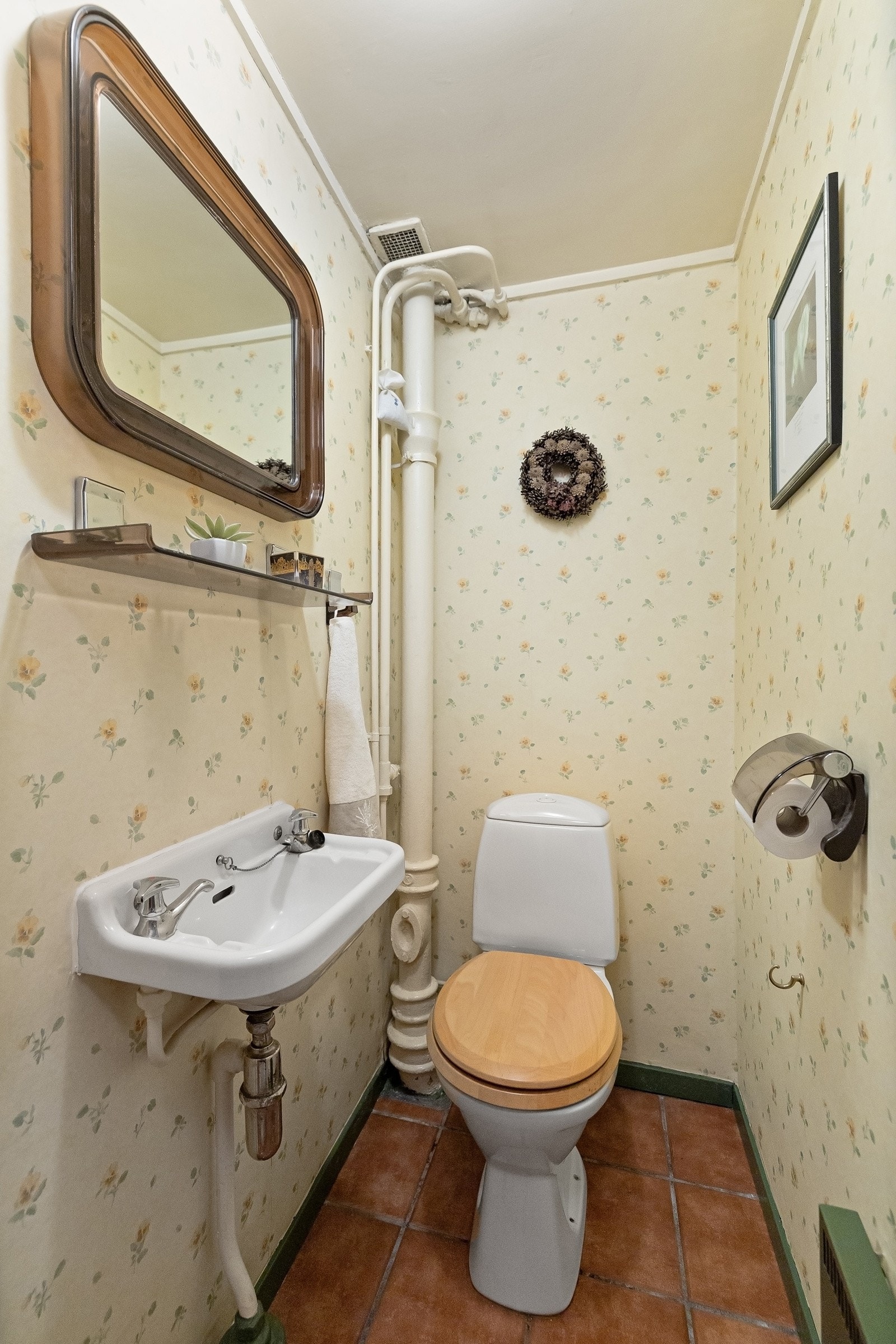 Gjestetoalett i u-etasje. Galleribilde