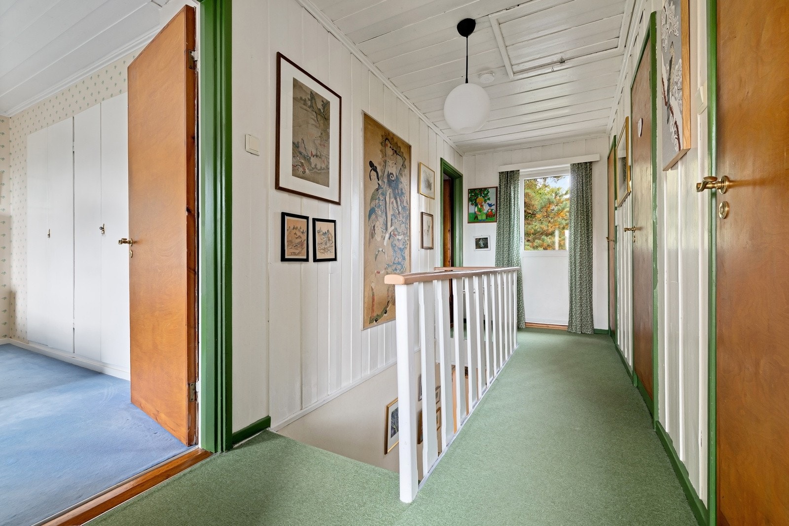 Annen etasje består bl.a. av 3 soverom, baderom, seprat wc og innebod for lagring. Utgang fra gang til liten balkong mot skogen. Loftsluke med nedtrekkbar loftstrapp. Galleribilde