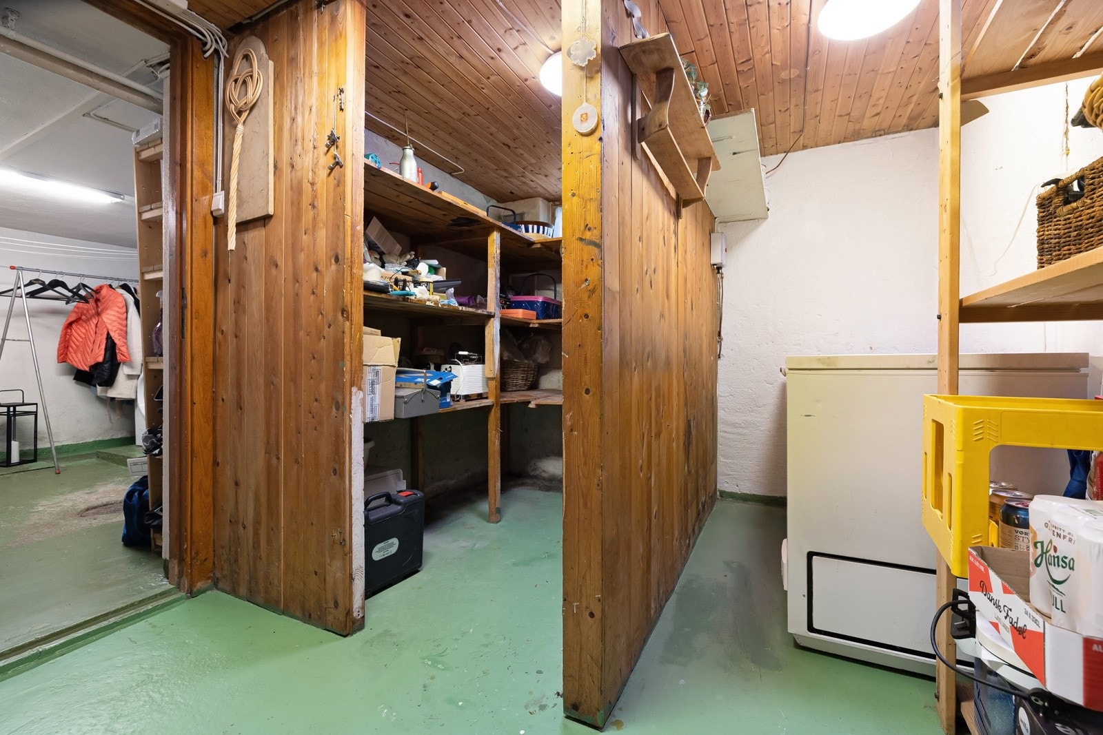 Gode lagringsmulighetrer i u-etasjen, med stort bodrom og separat vaskerom. Galleribilde