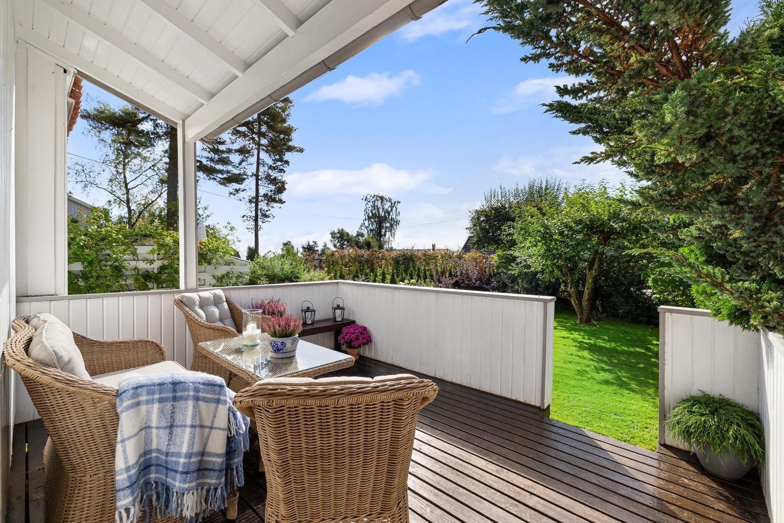Romslig og solrik terrasse med gode innredningsmulighter. Galleribilde