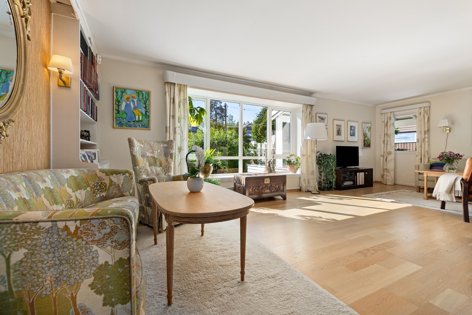 Romslig stue med hyggelig peis og god plass til flere sittegrupper. Galleribilde