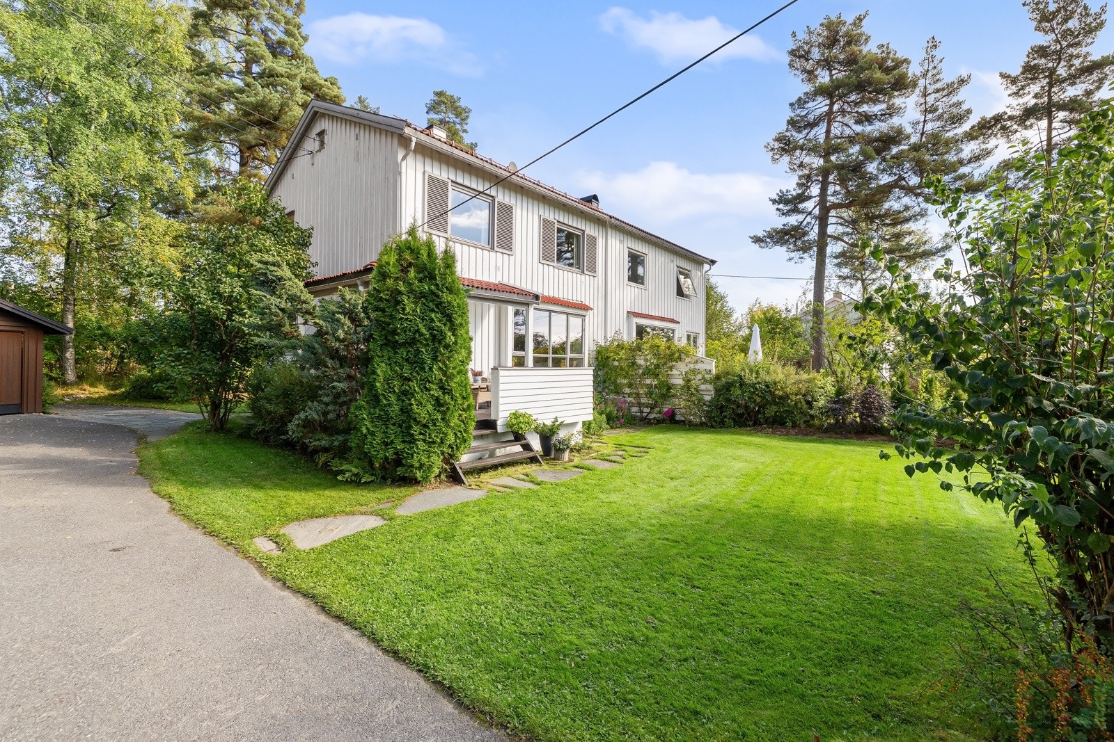 Asfaltert adkomst fra Stjerneveien til eiendommen. Galleribilde