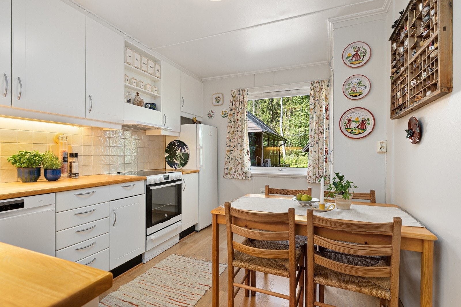 Hyggelig kjøkken med heltre benkeplate og fliser over benk. Nye kjøkkenfronter i 2014 og ny oppvaskmaskin i 2024. Galleribilde