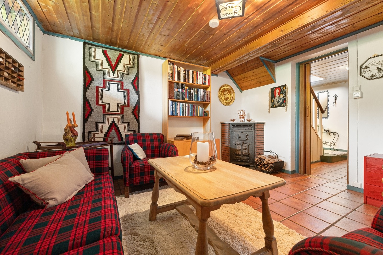 Vedkamin i kjellerstuen, gir god varme til rommet og videre oppover etasjene i huset på kalde vinterdager. Galleribilde