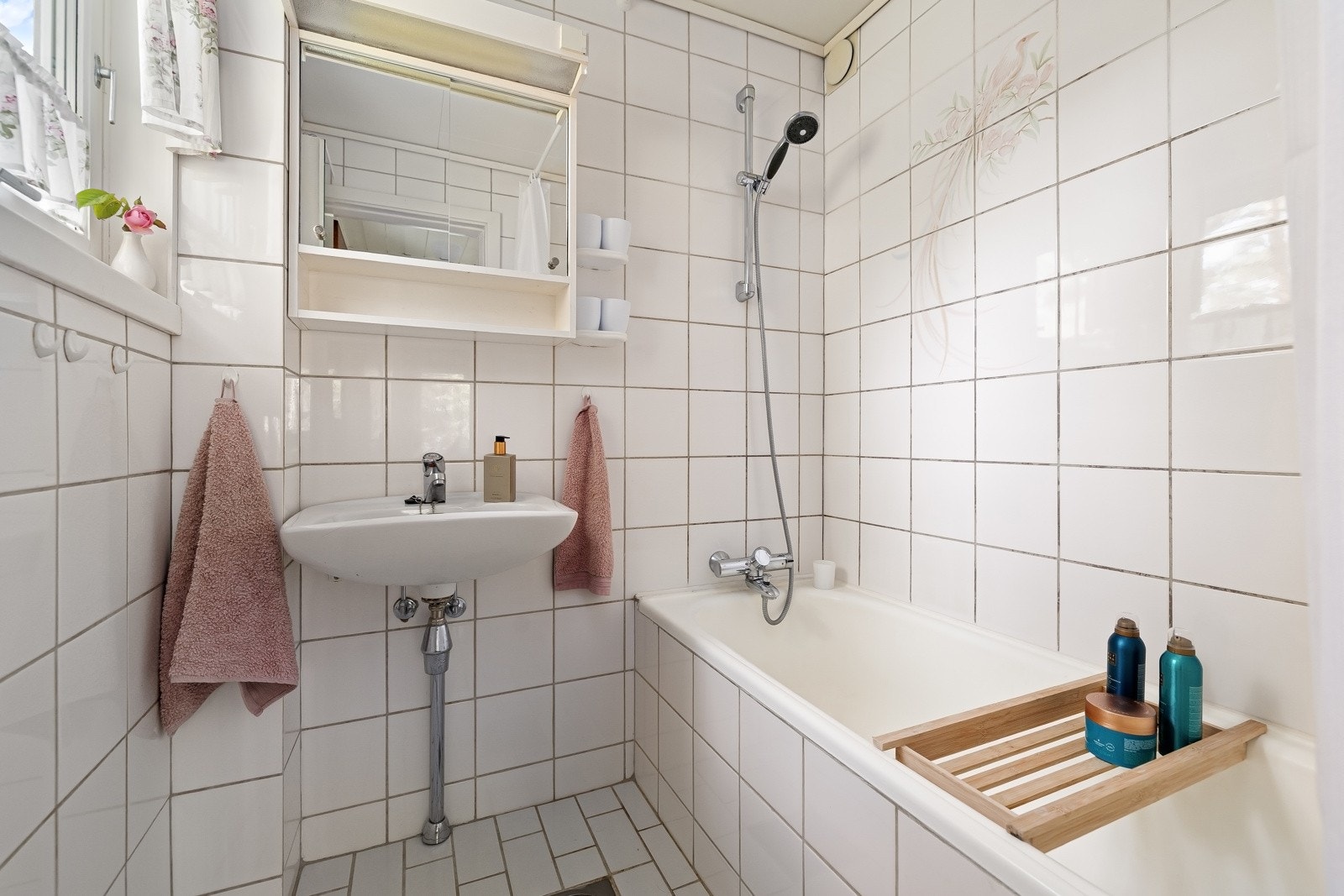 Eldre baderom med vask og badekar med dusj. Galleribilde