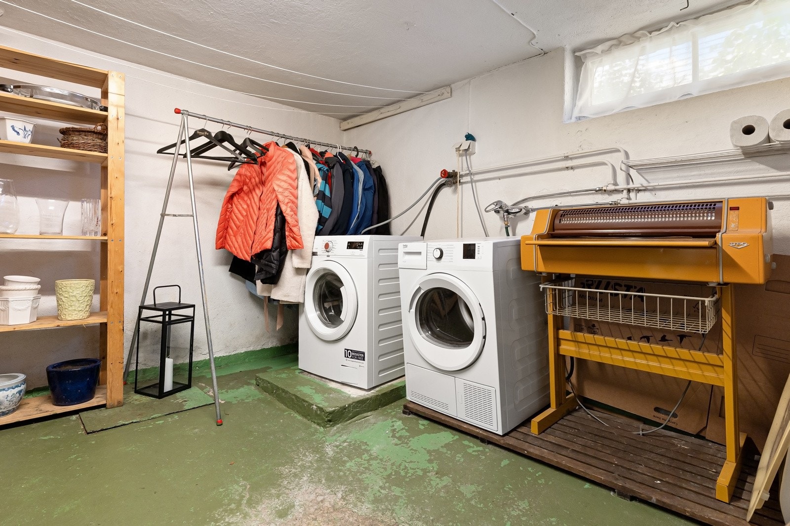 Vaskerom med opplegg for vaskemaskin og tørketrommel. Galleribilde