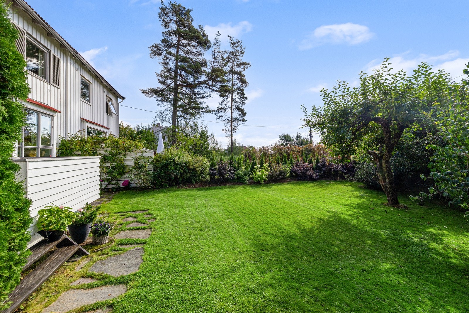 Hagen er pent opparbeidet med grøntarealer, diverse beplantning og bed. Galleribilde