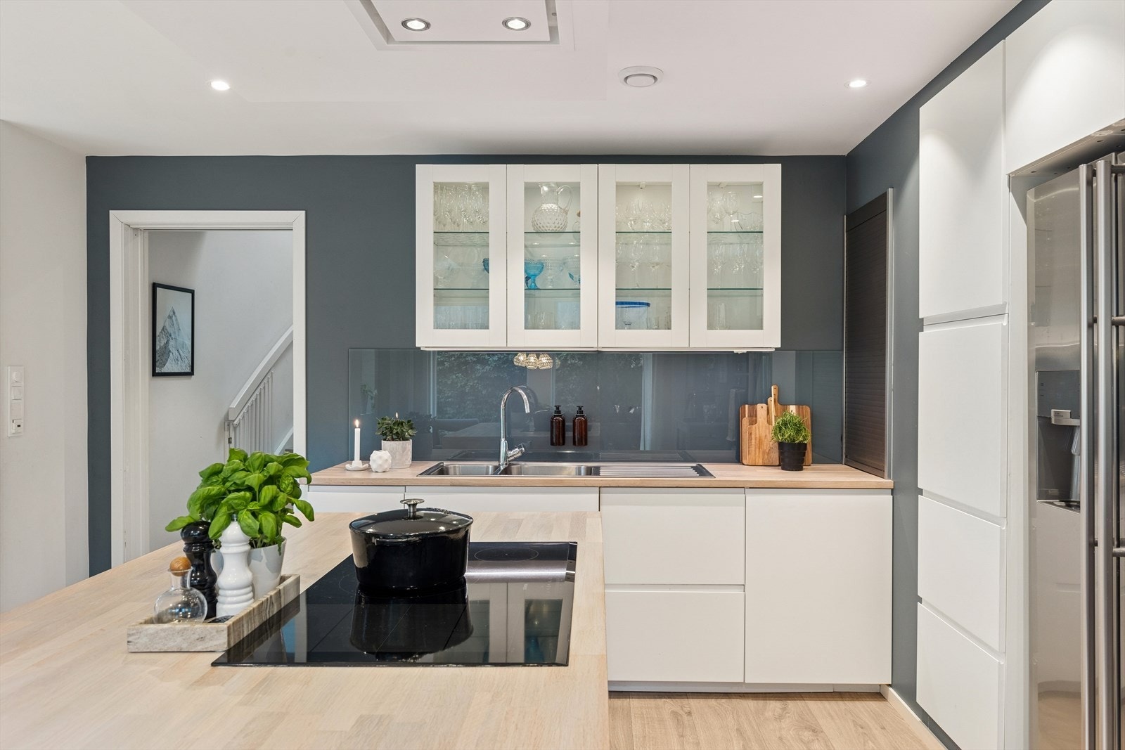 Her er det godt med skap- og benkeplass. Galleribilde