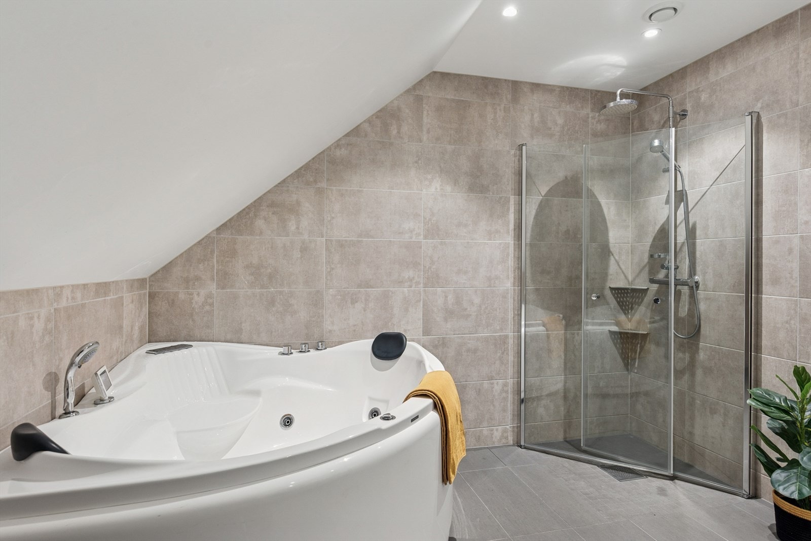 Stort og flislagt baderom i 2. etasje. Galleribilde