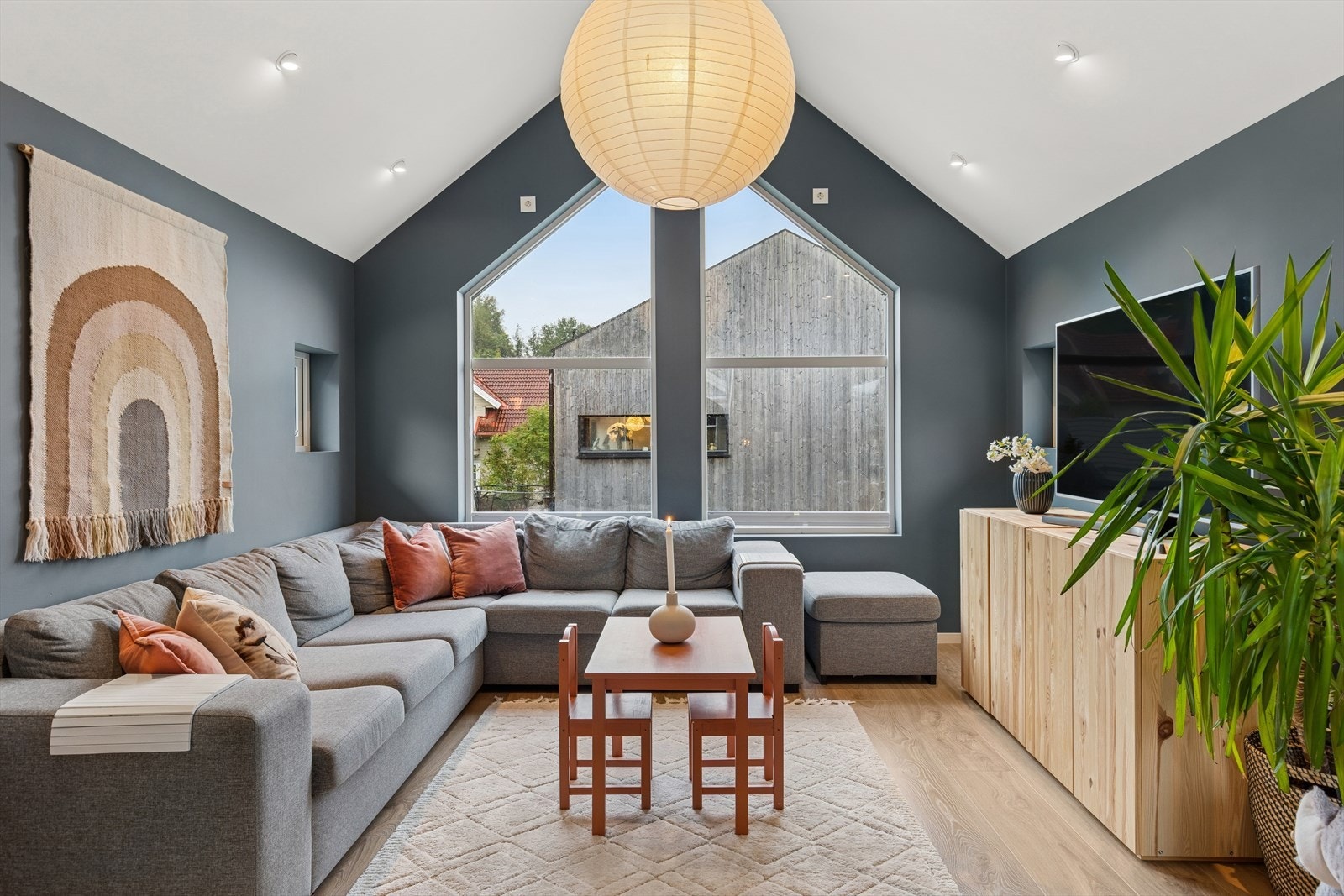 Loftstuen gir ekstra spillerom og privatliv for familien. Galleribilde