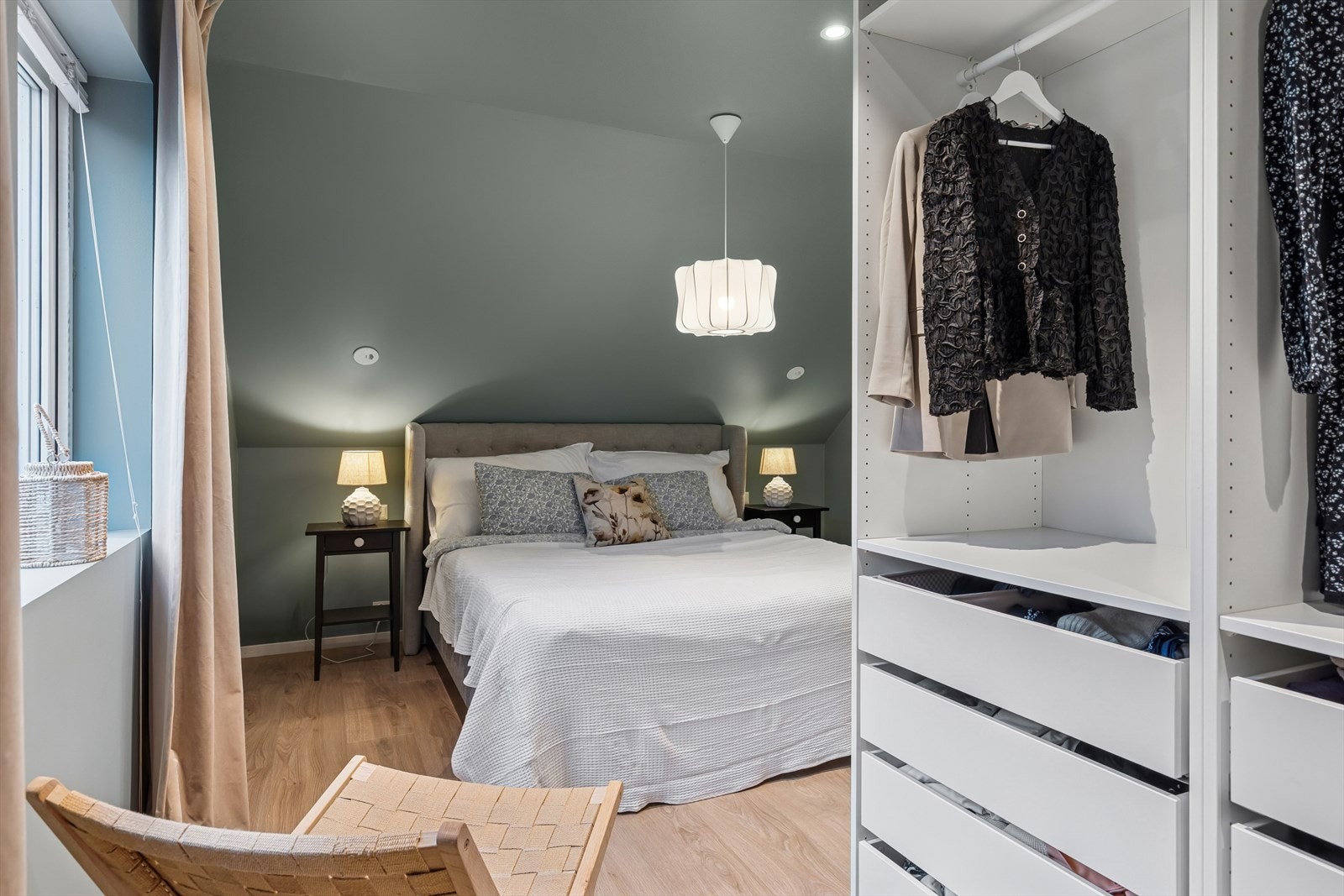 Hovedsoverommet har godt med oppbevaringsplass i medfølgende skapløsning. Galleribilde