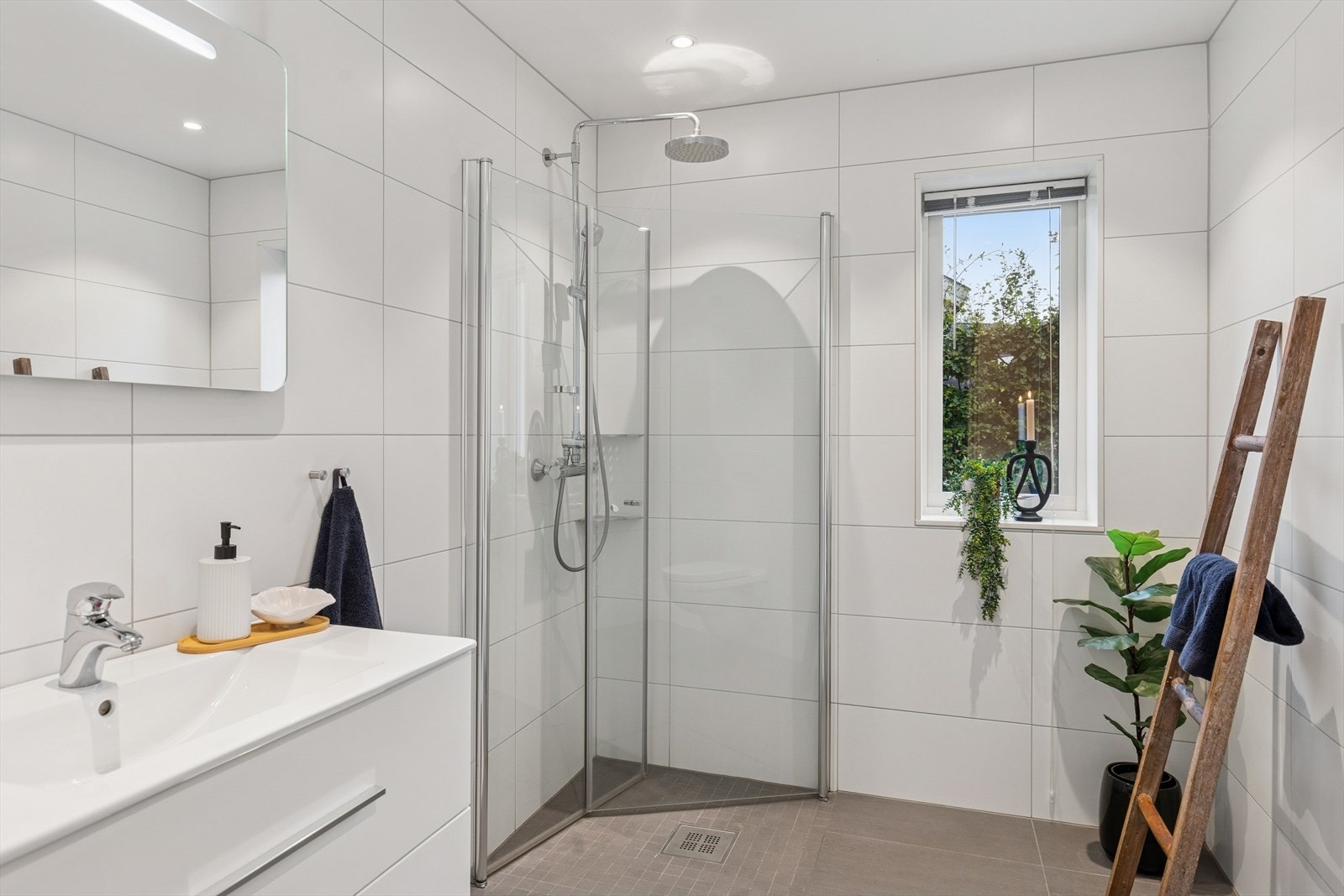 Delikat flislagt baderom i 1. etasje. Galleribilde