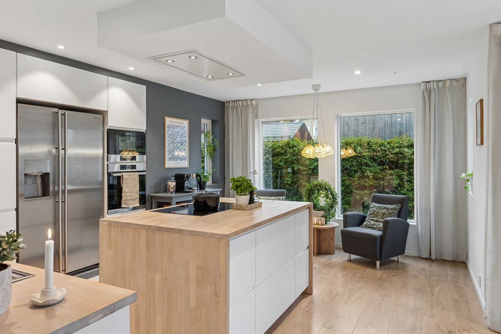 Kjøkkenet har en stor og praktisk kjøkkenøy. Galleribilde