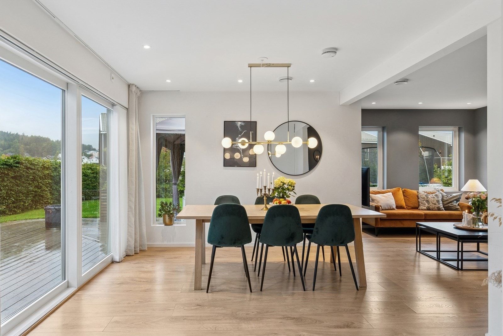 Stuen ligger usjenert til med godt lysinnslipp. Galleribilde