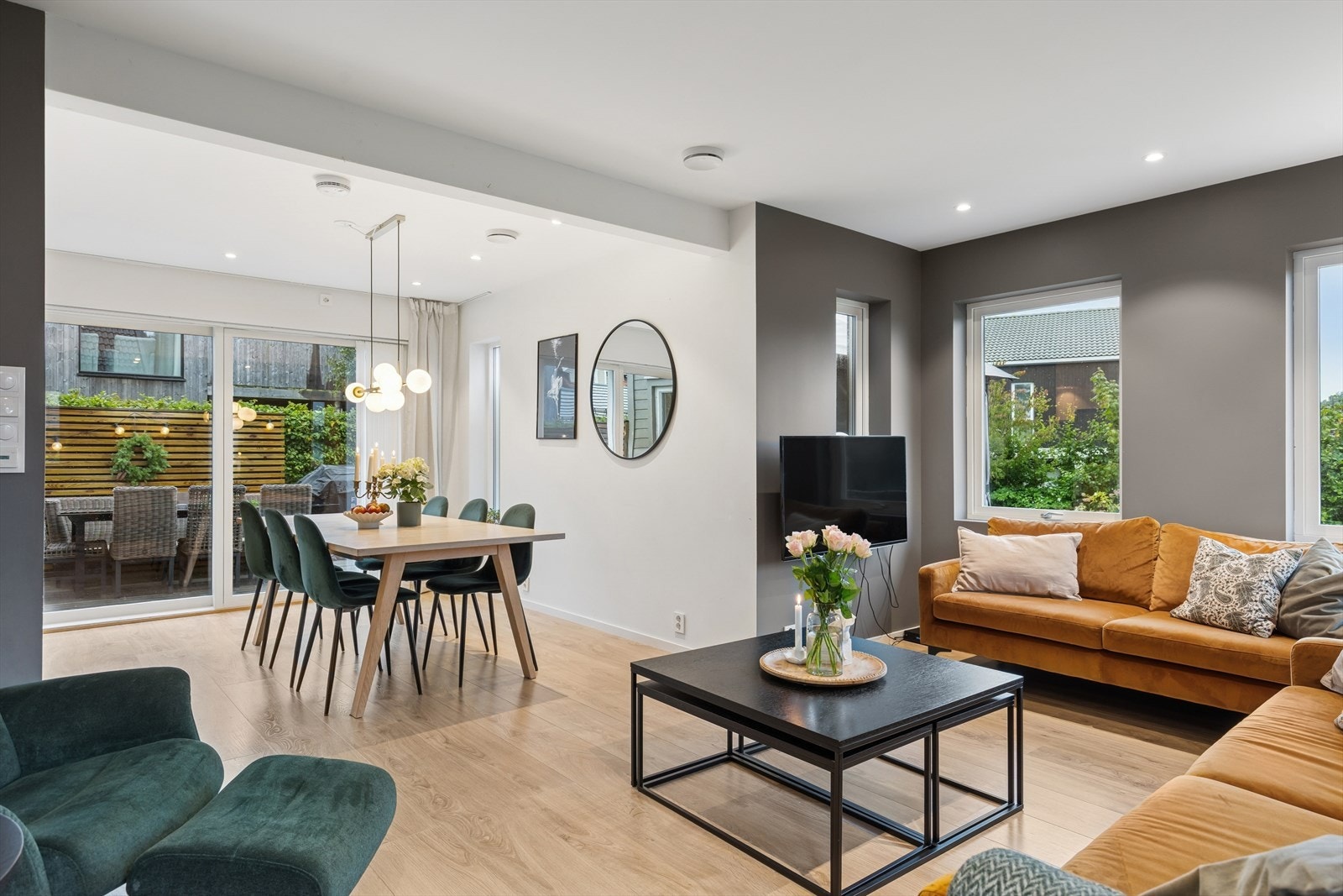 I 1. etasje ligger boligens romslige stue/spisestue. Galleribilde