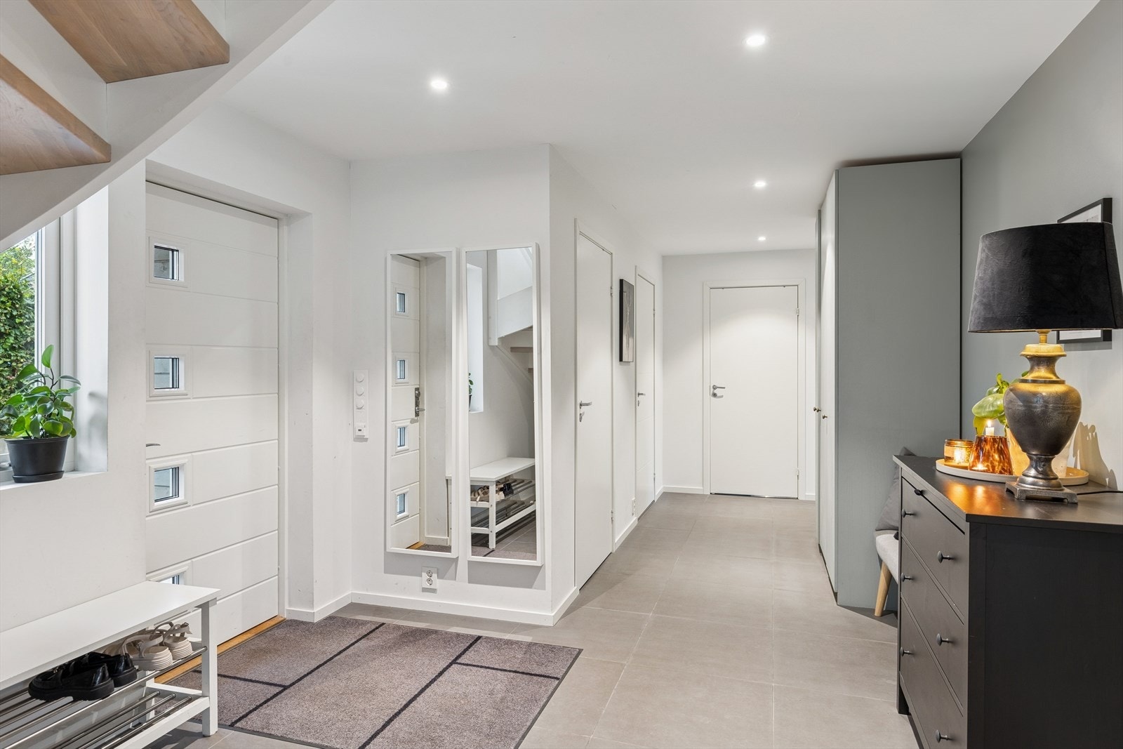 Man ønskes velkommen i en flislagt entré med god plass til å henge fra seg yttertøy. Galleribilde