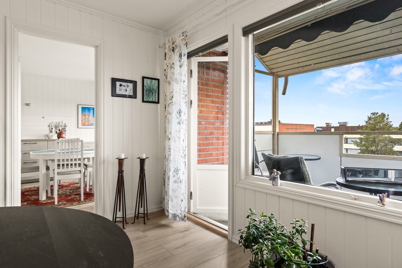 Det er utgang til balkong fra stua. Galleribilde