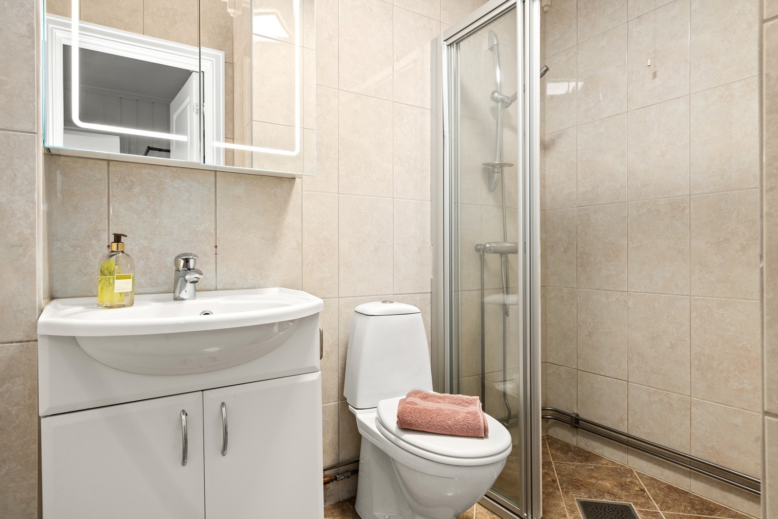 Pent flislagt bad. Galleribilde