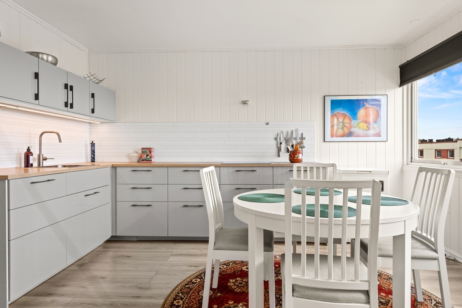 Lyst og pent kjøkken med god plass til spisebord. Galleribilde