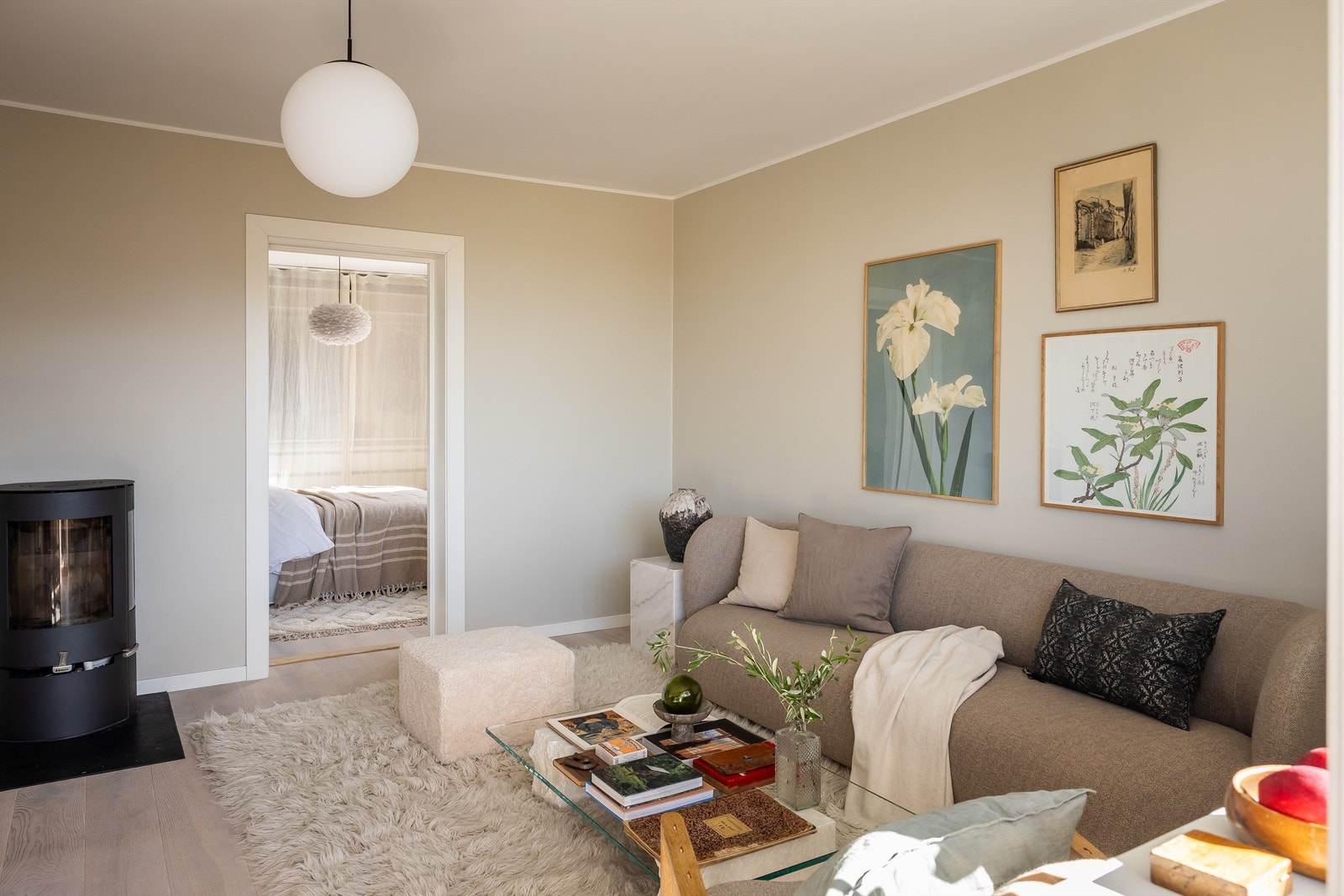 Rommet er som resten av leiligheten holdt i en nøytral og tidløs nyanse. Galleribilde